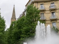 Hinter dem Brunnen zu sehen die Kathedrale von Donostia, so nennen die Bewohner San Sebastian.